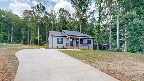 Photo of 1655 BLAIR Street, Thomasville, NC 27360 (MLS # 1227086)