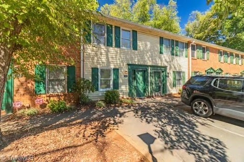 Townhouse For Sale - 5907 King Charles Court<br/> Forsyth County, Winston-Salem, NC 27012