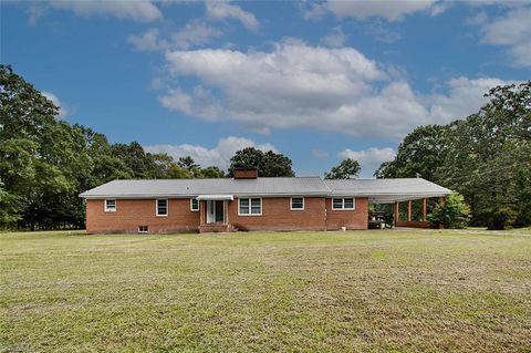 Homes For Sale - 4142 Sadie Road<br/> Randolph County, Seagrove, NC 27341