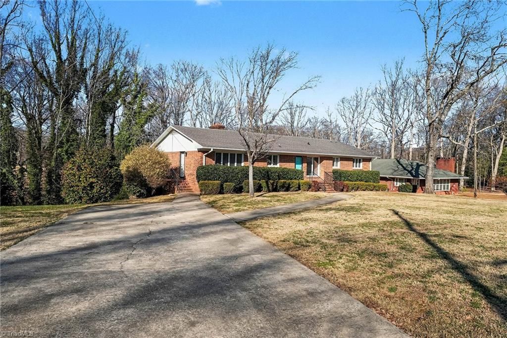 Photo of 914 Oakcrest Drive, Reidsville, NC 27320 (MLS # 1206893)