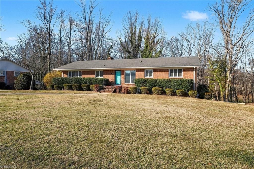 Photo of 914 Oakcrest Drive, Reidsville, NC 27320 (MLS # 1206893)