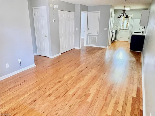 1218 Westbrook Court, photo 4 of 20
