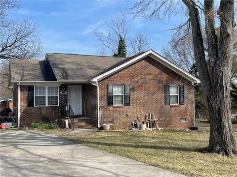 Homes For Sale - 3216 Wellingford Drive<br/> High Point, NC 27265