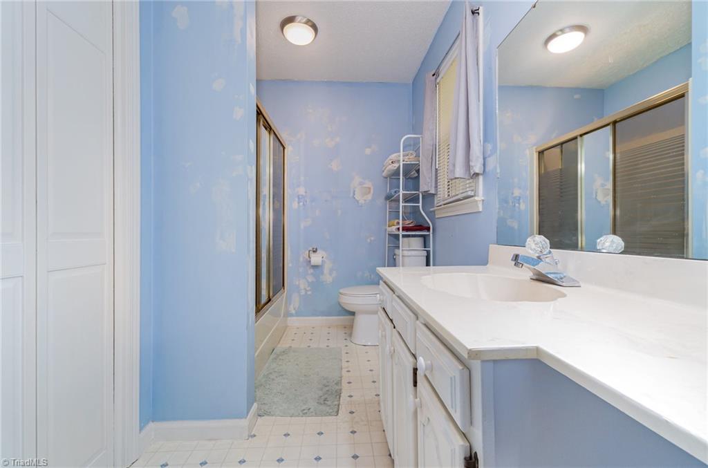 5045 Blakeshire Road, Greensboro, North Carolina image 17