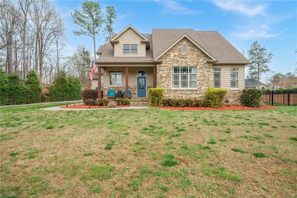 140 PINE BLUFF DR, MOORESVILLE, NC 28117 - Image 99f0c4d3bbca5e735e037a7bdff8dd74/2657179332