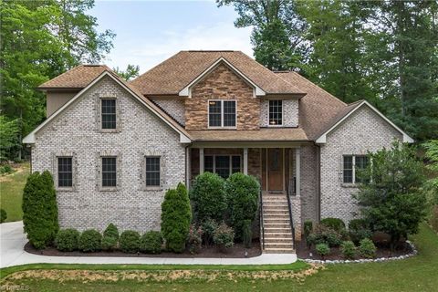 Homes For Sale - 5414 Rambling Road<br/> Greensboro, NC 27409