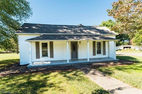 A home in Clemmons