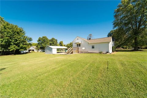 A home in Clemmons