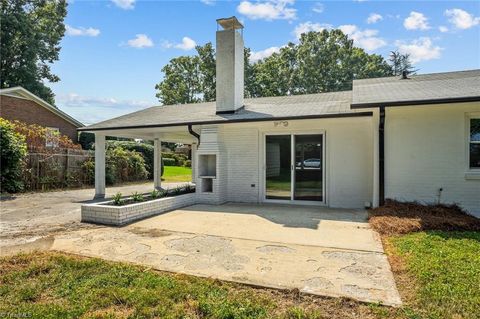 A home in Clemmons