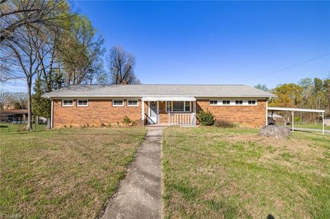 Homes For Sale - 4405 Knollwood Drive<br/> Randolph County, Archdale, NC 27263