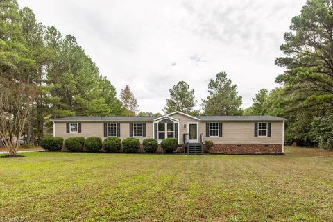 Photo of 215 Fairfield Court, Thomasville, NC 27360 (MLS # 1198672)
