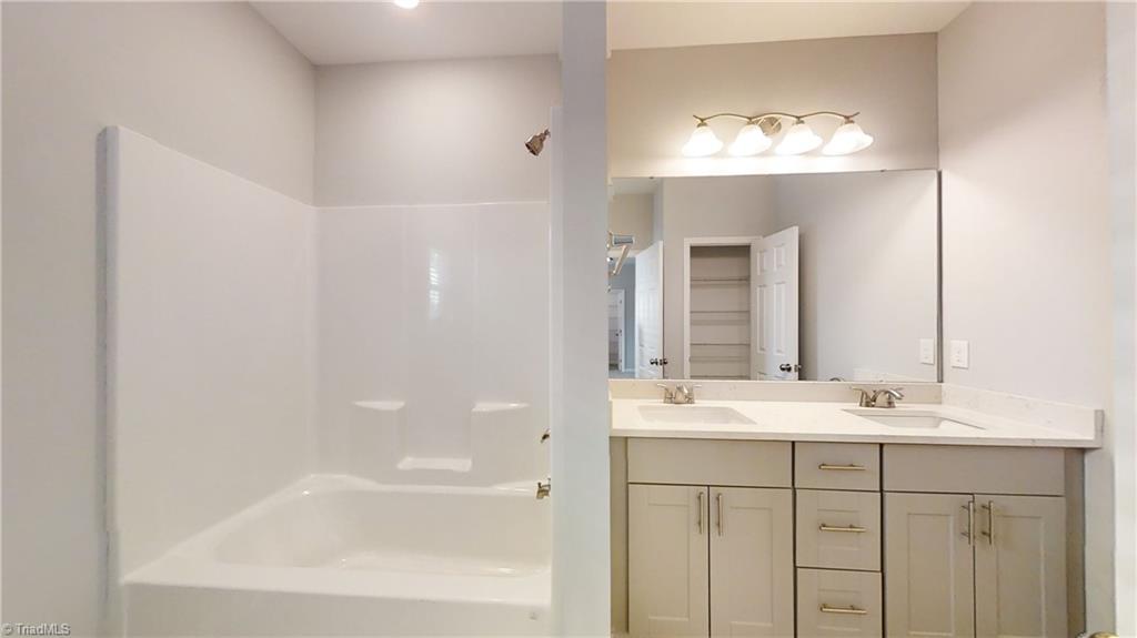 Greensboro, North Carolina 27405, United States, 3 Bedrooms Bedrooms, ,3 BathroomsBathrooms,Residential,Pending,44286