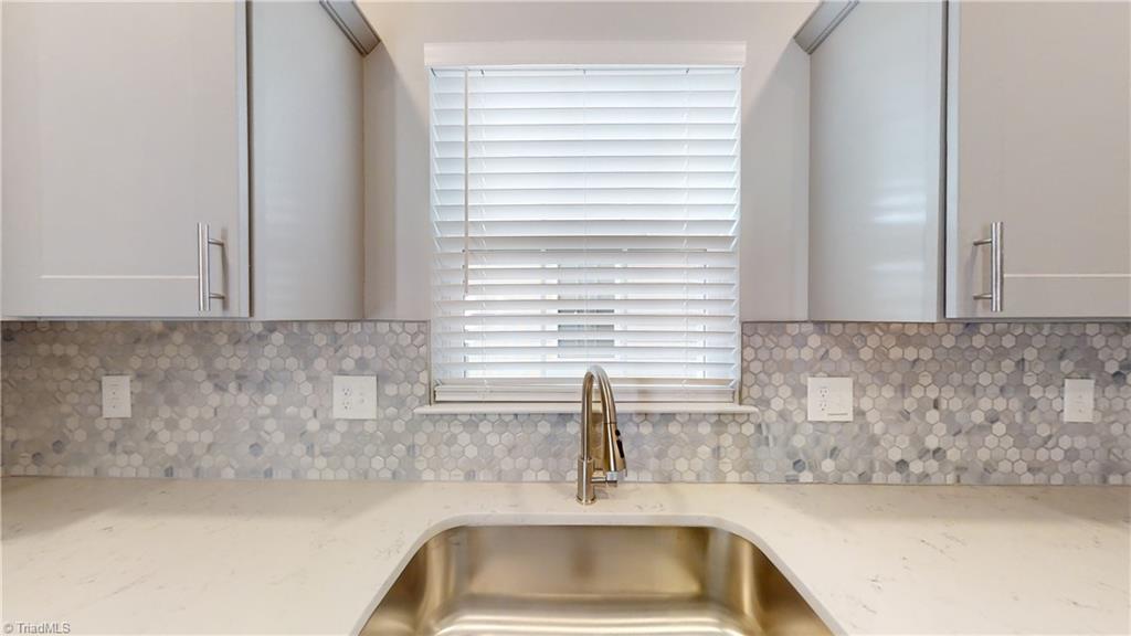 Greensboro, North Carolina 27405, United States, 3 Bedrooms Bedrooms, ,3 BathroomsBathrooms,Residential,Pending,44286