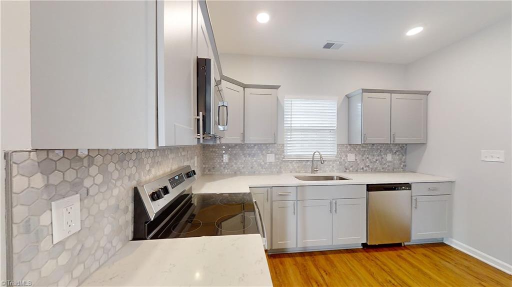 Greensboro, North Carolina 27405, United States, 3 Bedrooms Bedrooms, ,3 BathroomsBathrooms,Residential,Pending,44286