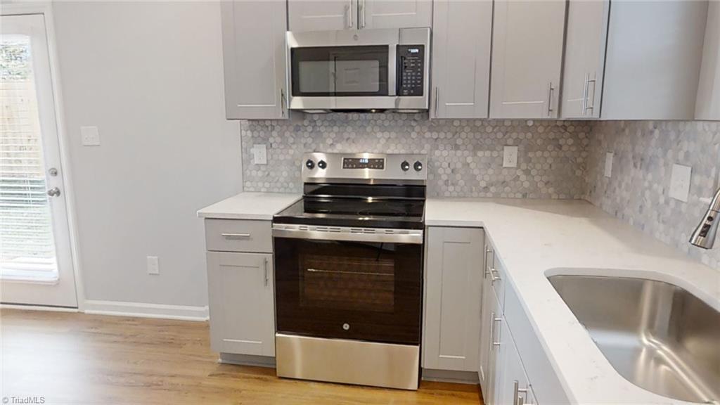 Greensboro, North Carolina 27405, United States, 3 Bedrooms Bedrooms, ,3 BathroomsBathrooms,Residential,Pending,44286