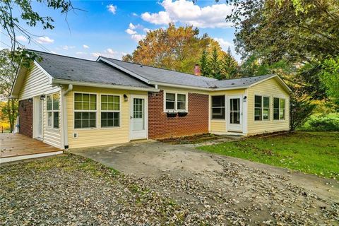 Homes For Sale - 117 Andrews Ridge Road<br/> Sparta, NC 28675