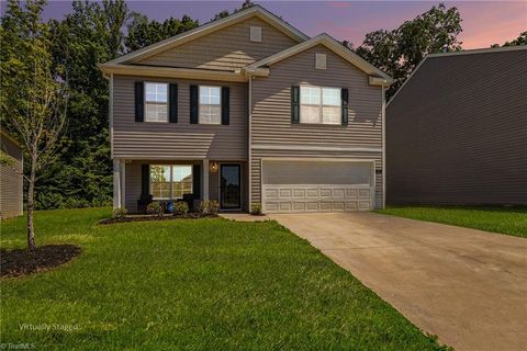 Homes For Sale - 405 Gulliver Court<br/> Greensboro, NC 27405