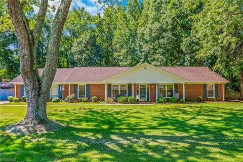 Homes For Sale - 216 Vancouver Court<br/> Forsyth County, Kernersville, NC 27284