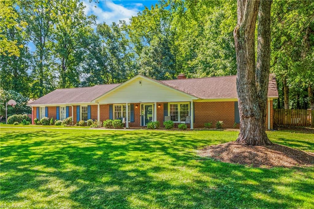 Photo of 216 Vancouver Court, Kernersville, NC 27284 (MLS # 1229968)