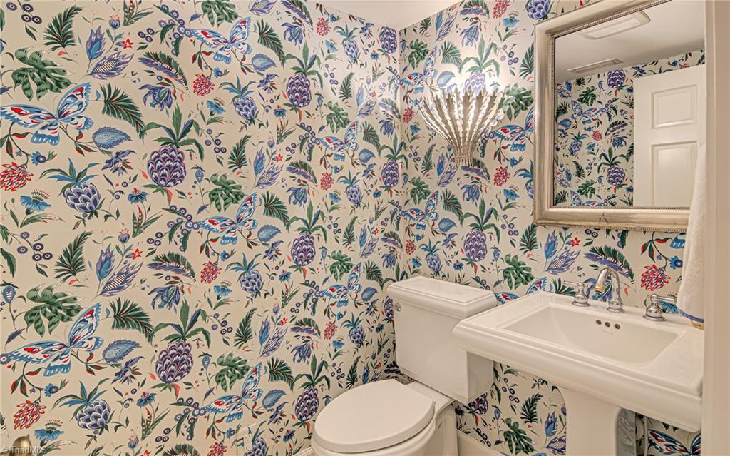 Winston-Salem, North Carolina 27104, United States, 4 Bedrooms Bedrooms, ,4 BathroomsBathrooms,Residential,Pending,106379