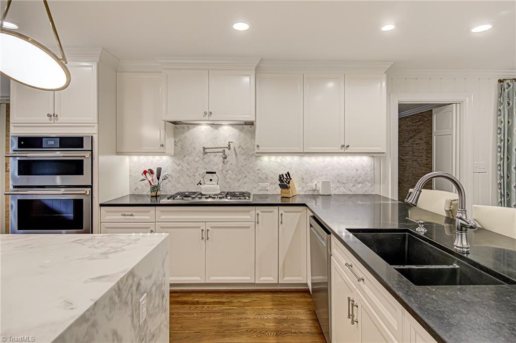 Winston-Salem, North Carolina 27104, United States, 4 Bedrooms Bedrooms, ,4 BathroomsBathrooms,Residential,Pending,106379