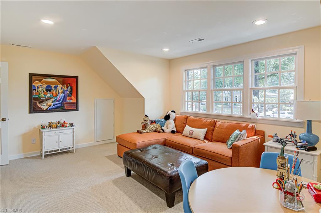 Winston-Salem, North Carolina 27104, United States, 4 Bedrooms Bedrooms, ,4 BathroomsBathrooms,Residential,Pending,106379