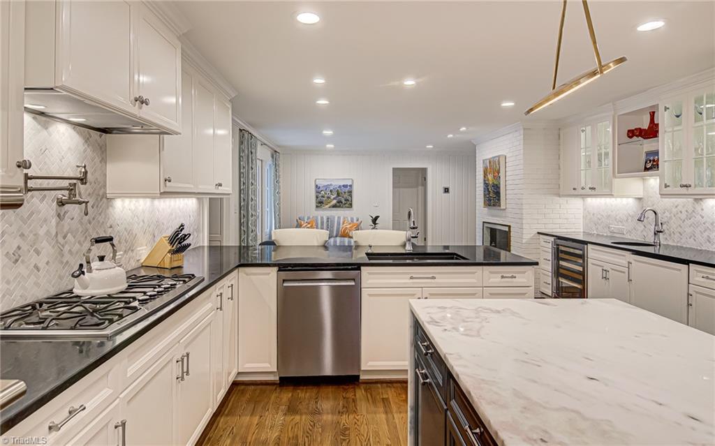 Winston-Salem, North Carolina 27104, United States, 4 Bedrooms Bedrooms, ,4 BathroomsBathrooms,Residential,Pending,106379