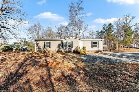 Photo of 172 Lester Drive, Lexington, NC 27292 (MLS # 1204970)