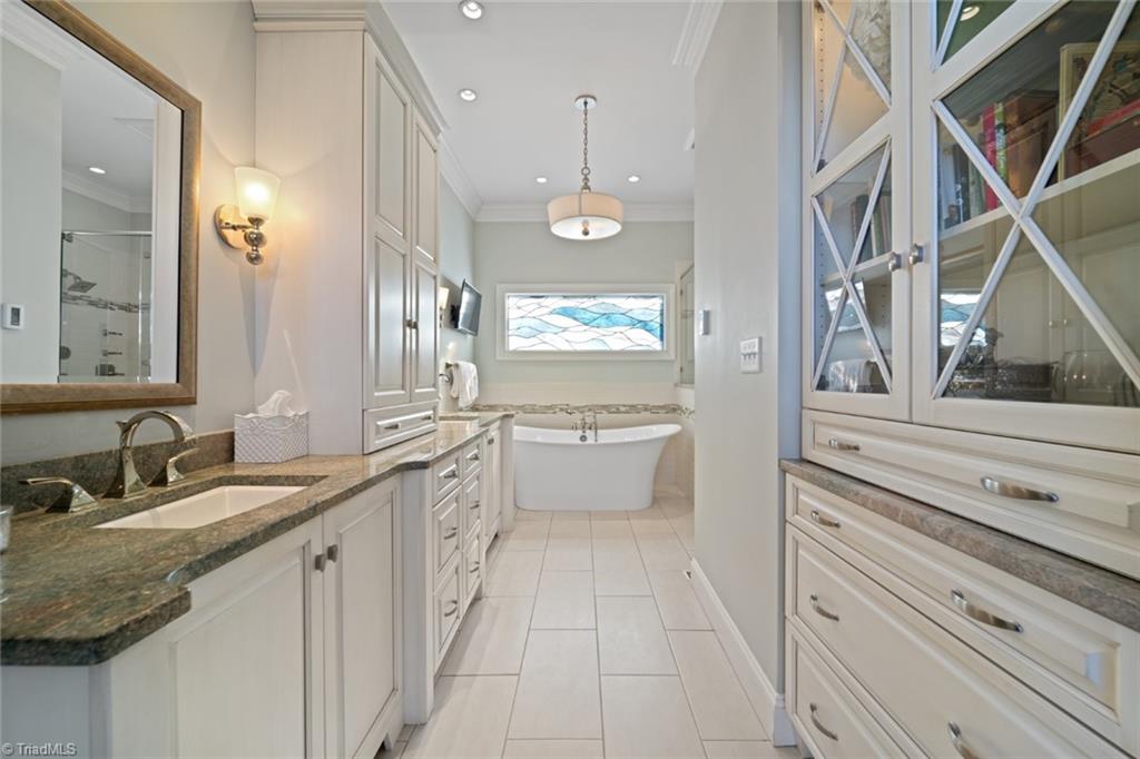 Winston-Salem, North Carolina 27104, United States, 4 Bedrooms Bedrooms, ,4 BathroomsBathrooms,Residential,Pending,5216