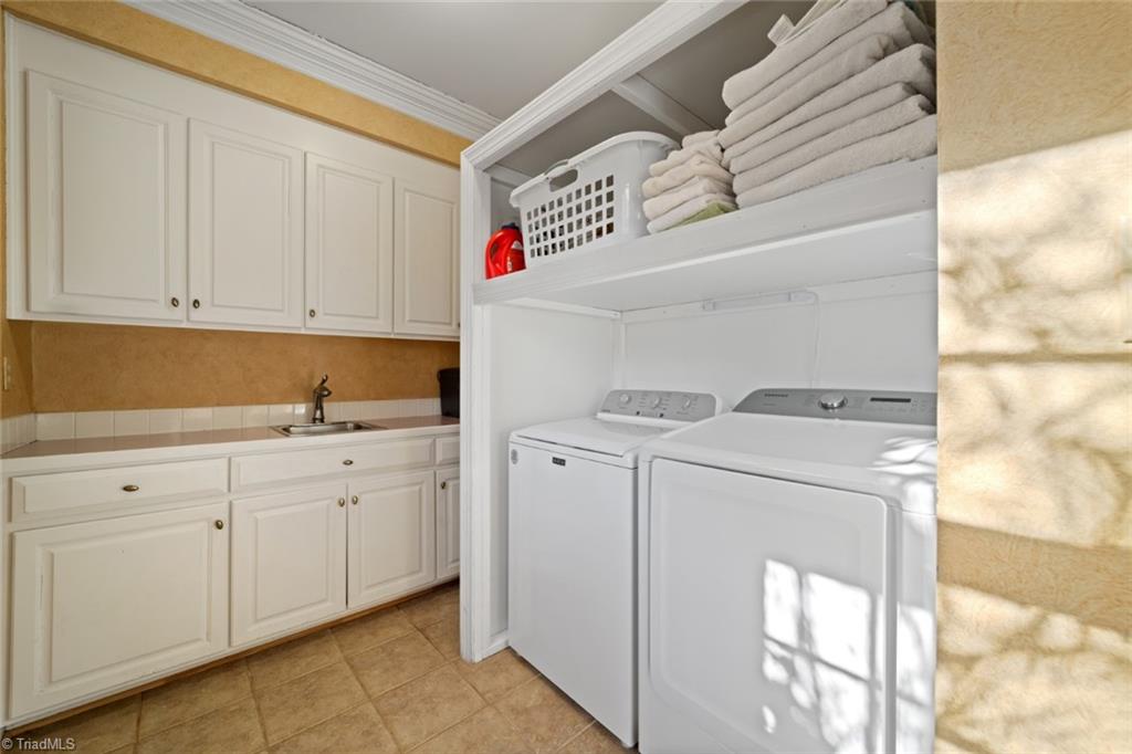 Winston-Salem, North Carolina 27104, United States, 4 Bedrooms Bedrooms, ,4 BathroomsBathrooms,Residential,Pending,5216