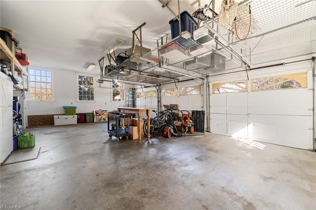 Winston-Salem, North Carolina 27104, United States, 4 Bedrooms Bedrooms, ,4 BathroomsBathrooms,Residential,Pending,5216