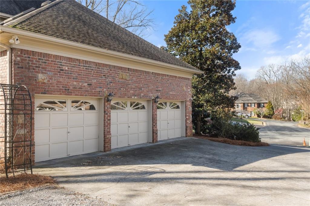 Winston-Salem, North Carolina 27104, United States, 4 Bedrooms Bedrooms, ,4 BathroomsBathrooms,Residential,Pending,5216