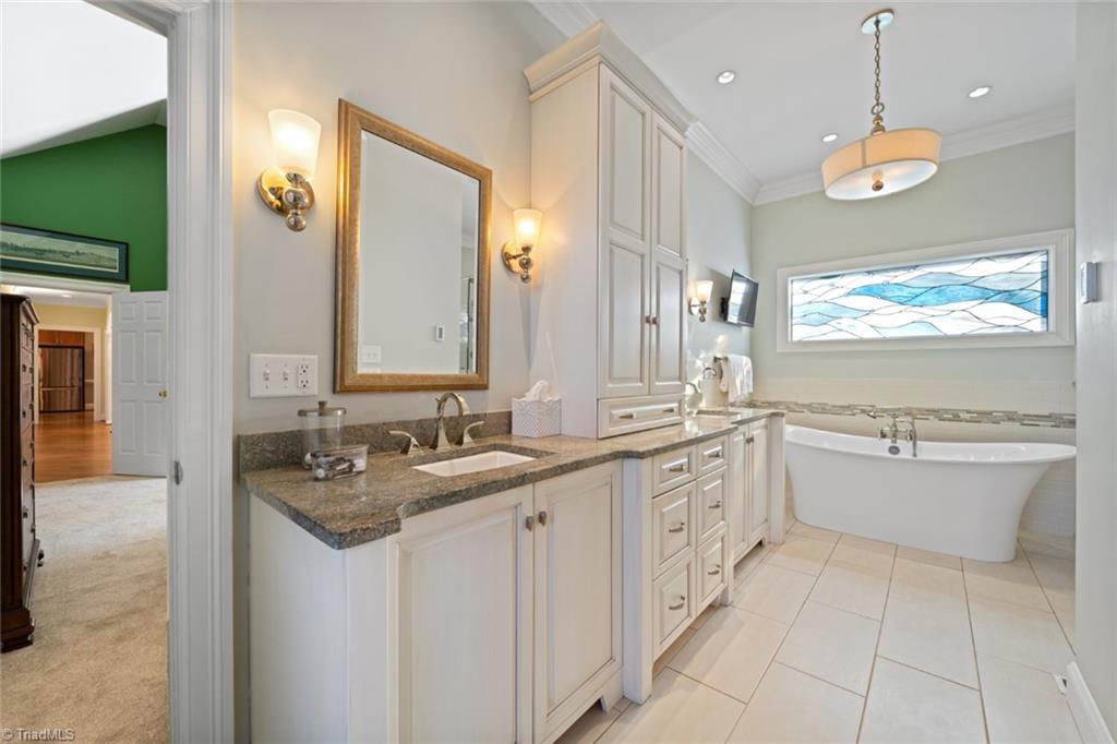 Winston-Salem, North Carolina 27104, United States, 4 Bedrooms Bedrooms, ,4 BathroomsBathrooms,Residential,Pending,5216