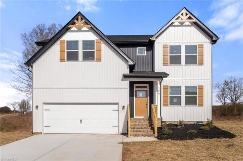 Homes For Sale - 106 Indian Wells Court<br/> Harmony, NC 28634