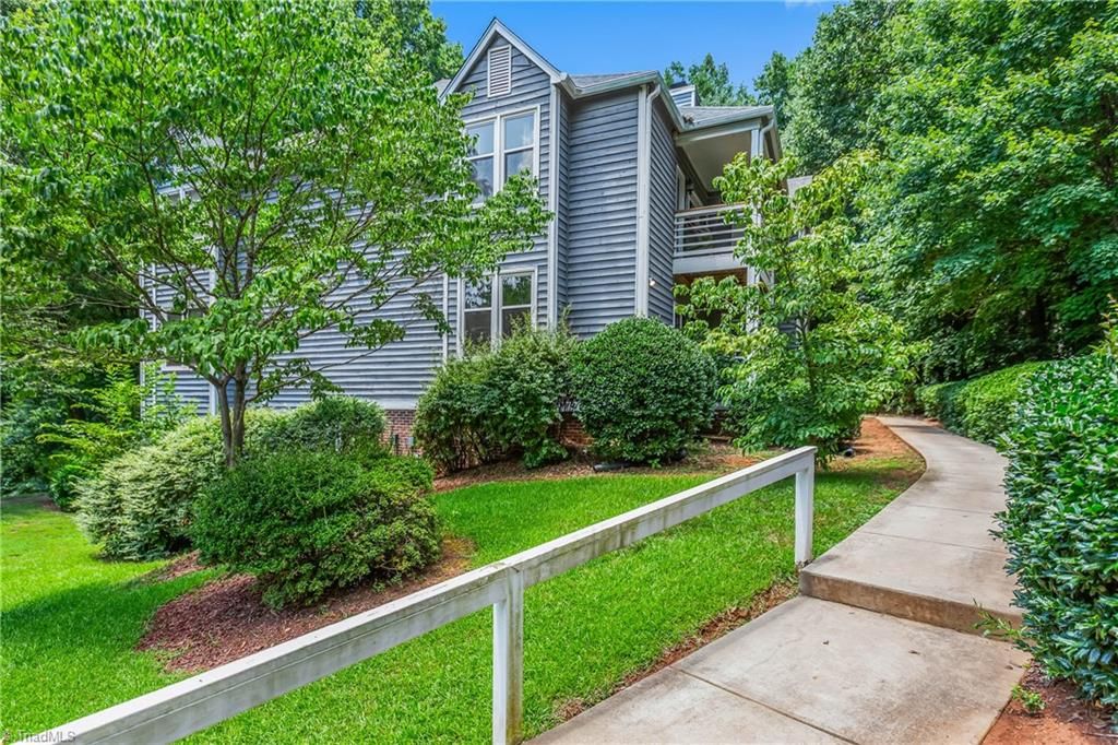 Photo of 326 Meadows Circle, Winston-Salem, NC 27104 (MLS # 1207838)