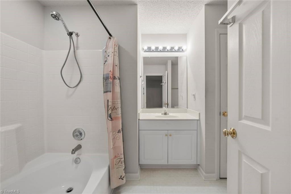 Winston-Salem, North Carolina 27106, United States, 2 Bedrooms Bedrooms, ,2 BathroomsBathrooms,Residential,Pending,141438