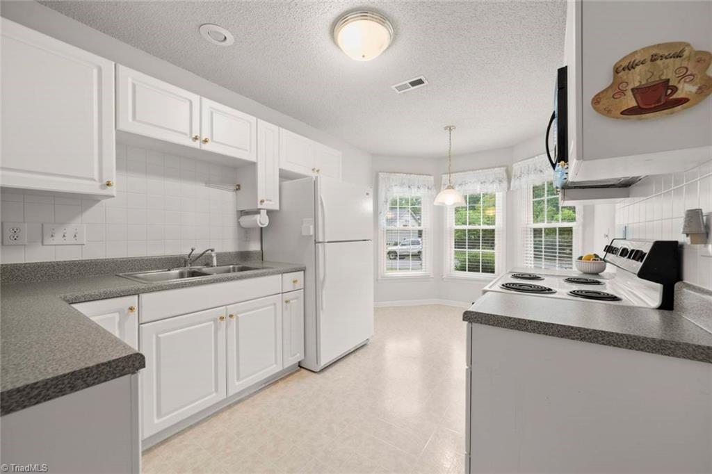 Winston-Salem, North Carolina 27106, United States, 2 Bedrooms Bedrooms, ,2 BathroomsBathrooms,Residential,Pending,141438