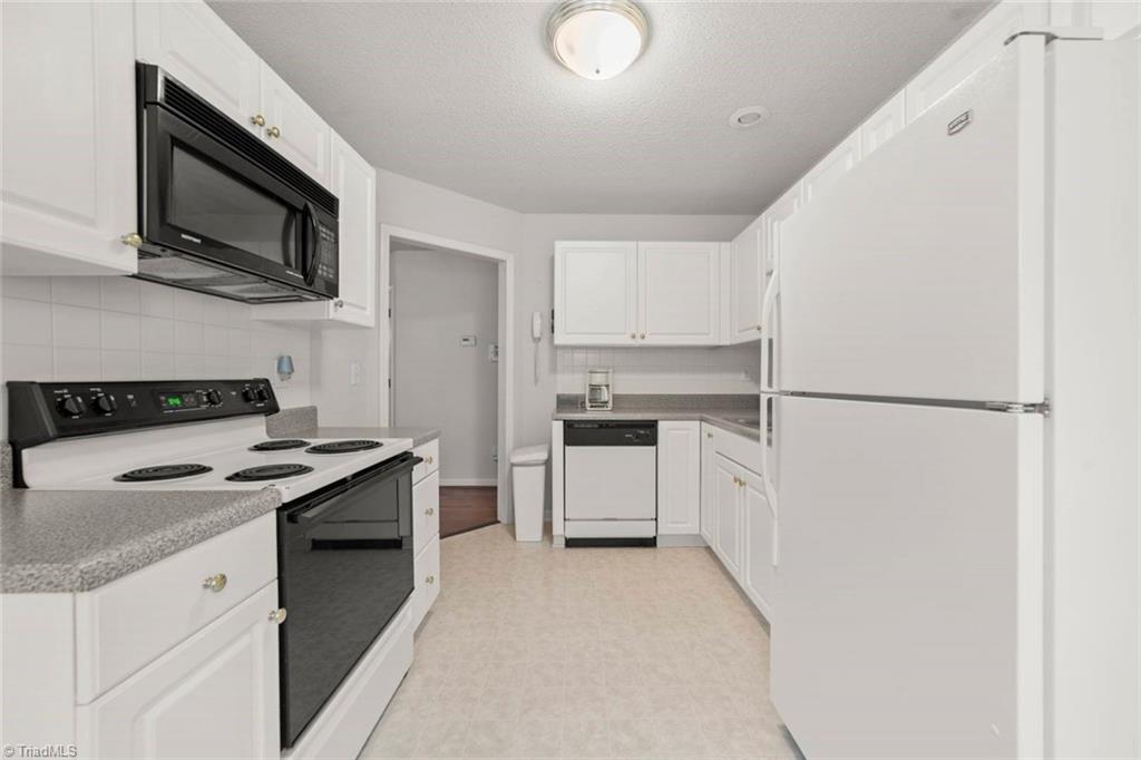 Winston-Salem, North Carolina 27106, United States, 2 Bedrooms Bedrooms, ,2 BathroomsBathrooms,Residential,Pending,141438