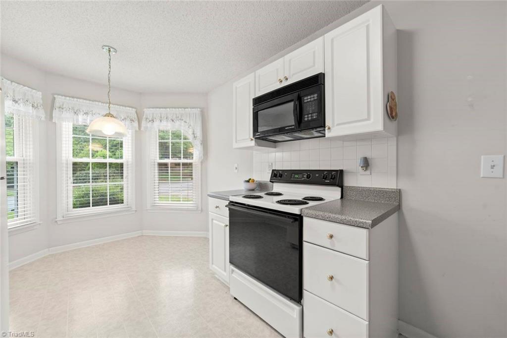 Winston-Salem, North Carolina 27106, United States, 2 Bedrooms Bedrooms, ,2 BathroomsBathrooms,Residential,Pending,141438