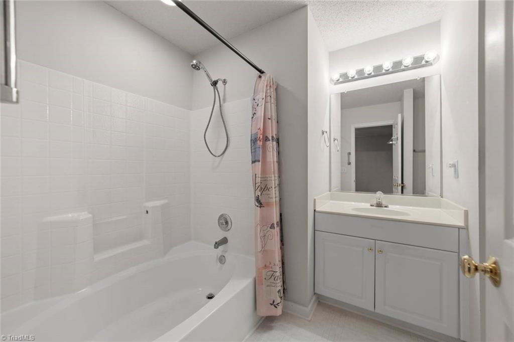 Winston-Salem, North Carolina 27106, United States, 2 Bedrooms Bedrooms, ,2 BathroomsBathrooms,Residential,Pending,141438