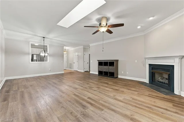 4288 Lumsden Lane, photo 2 of 36