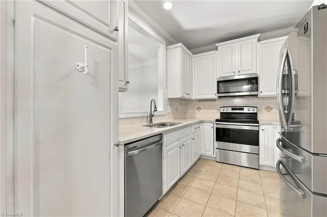 4288 Lumsden Lane, photo 5 of 36