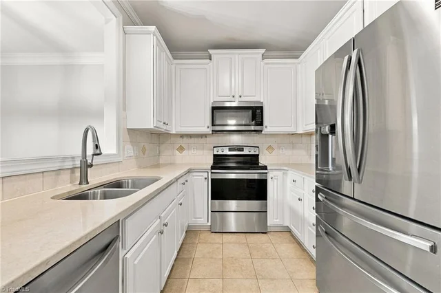 4288 Lumsden Lane, photo 4 of 36