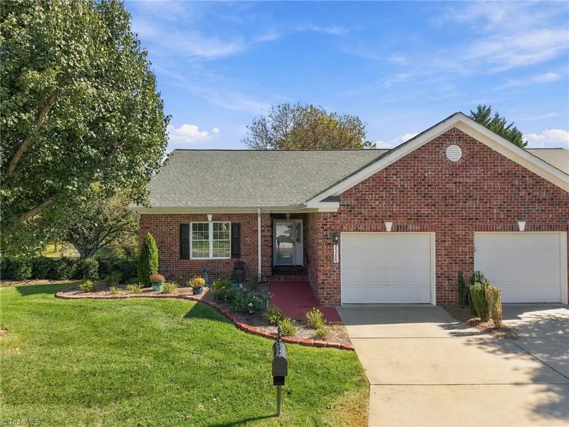 4288 Lumsden Lane, photo 1 of 36