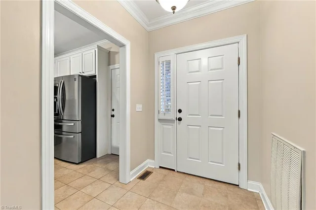4288 Lumsden Lane, photo 3 of 36