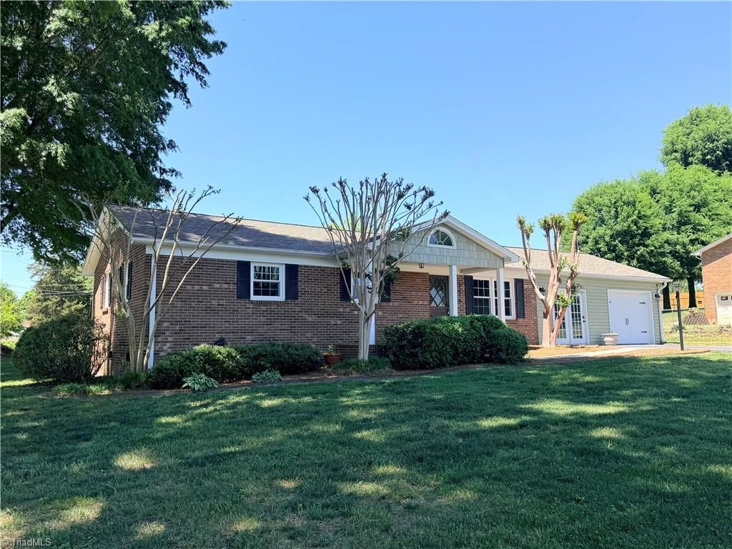 Photo of 3216 Country View Road, Jonesville, NC 28642 (MLS # 1218880)