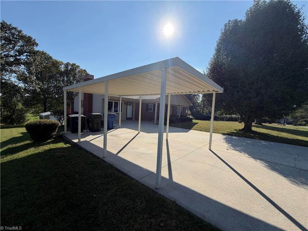 Photo of 1516 W Fairfield Drive, Mount Airy, NC 27030 (MLS # 1235927)