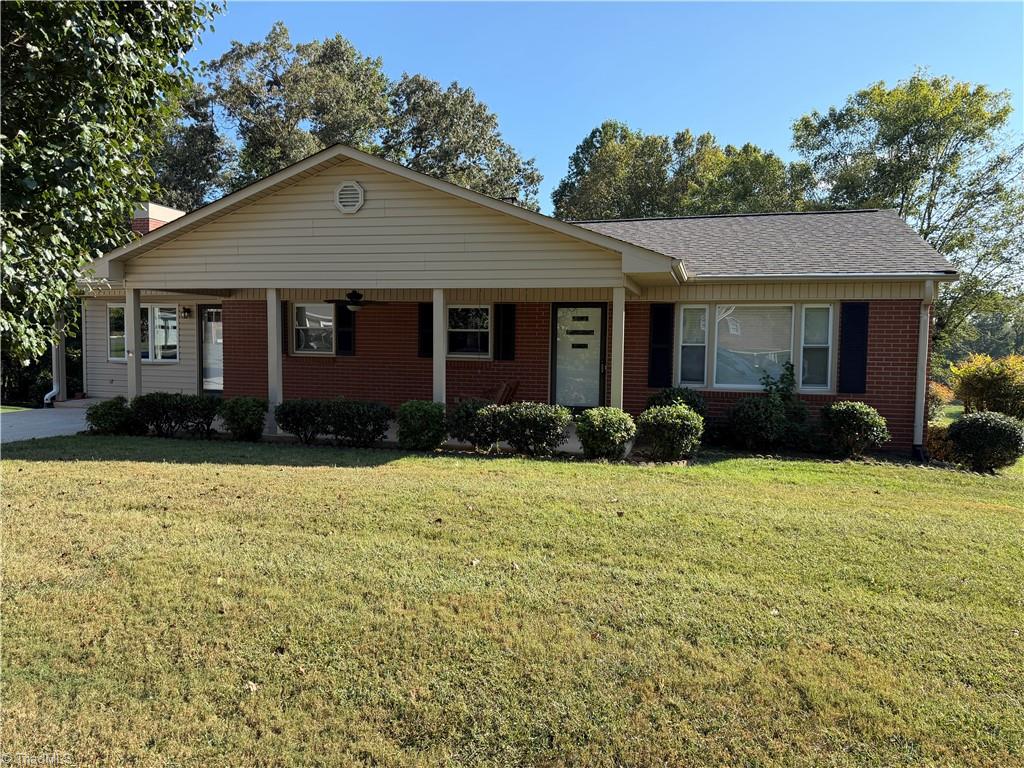 Photo of 1516 W Fairfield Drive, Mount Airy, NC 27030 (MLS # 1235927)
