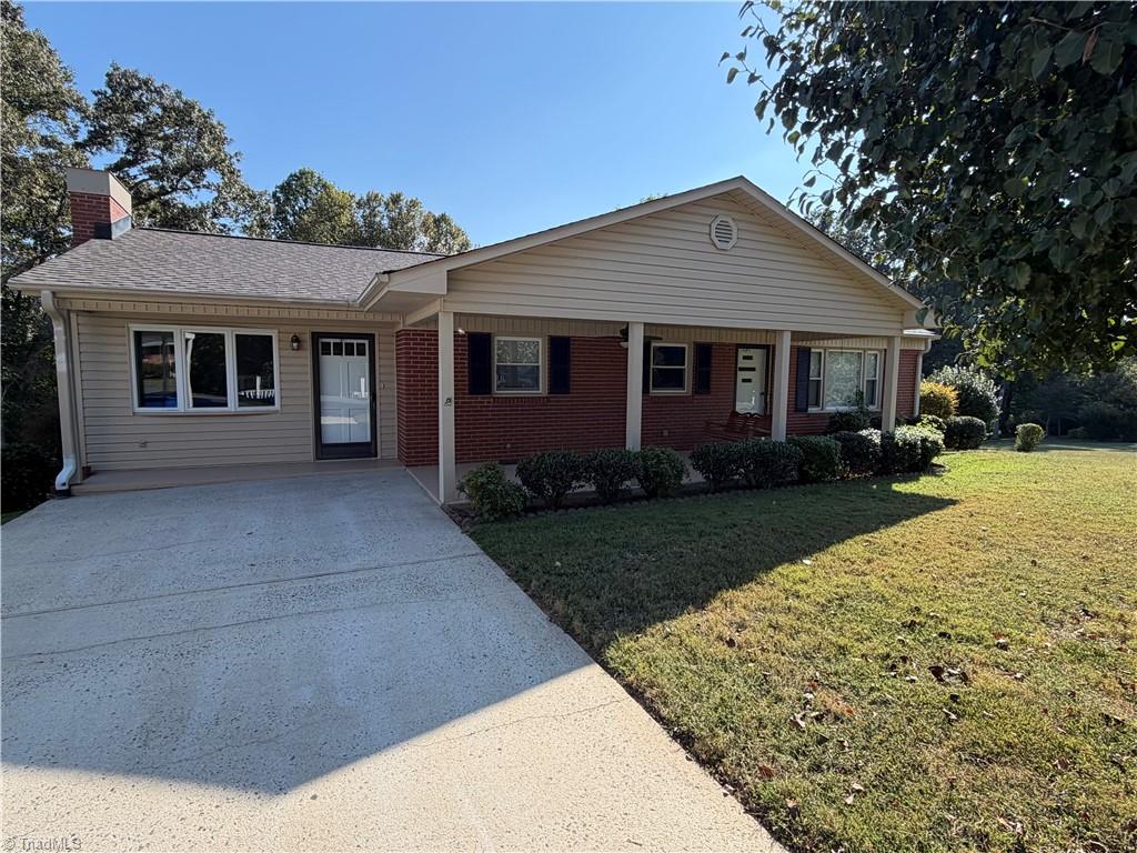 Photo of 1516 W Fairfield Drive, Mount Airy, NC 27030 (MLS # 1235927)