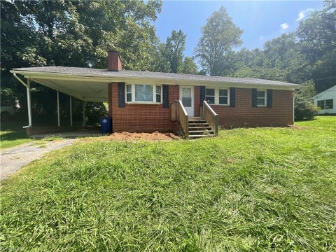Homes For Sale - 4865 Baux Mountain Road<br/> Winston-Salem, NC 27105
